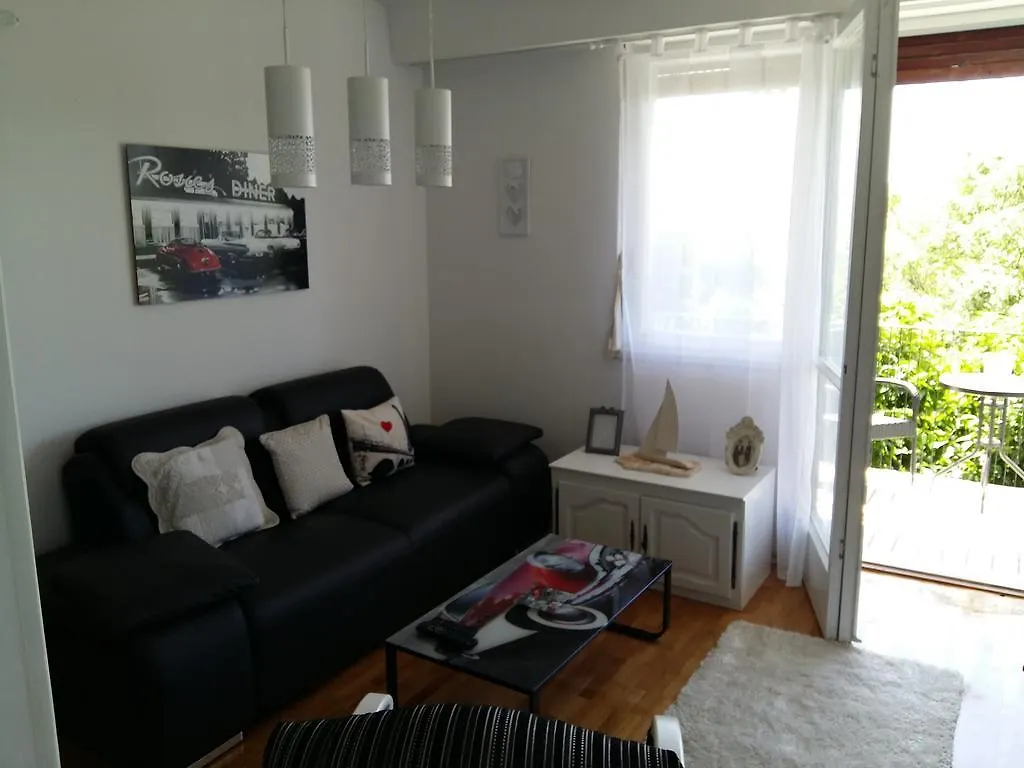 Apartment Macho Split