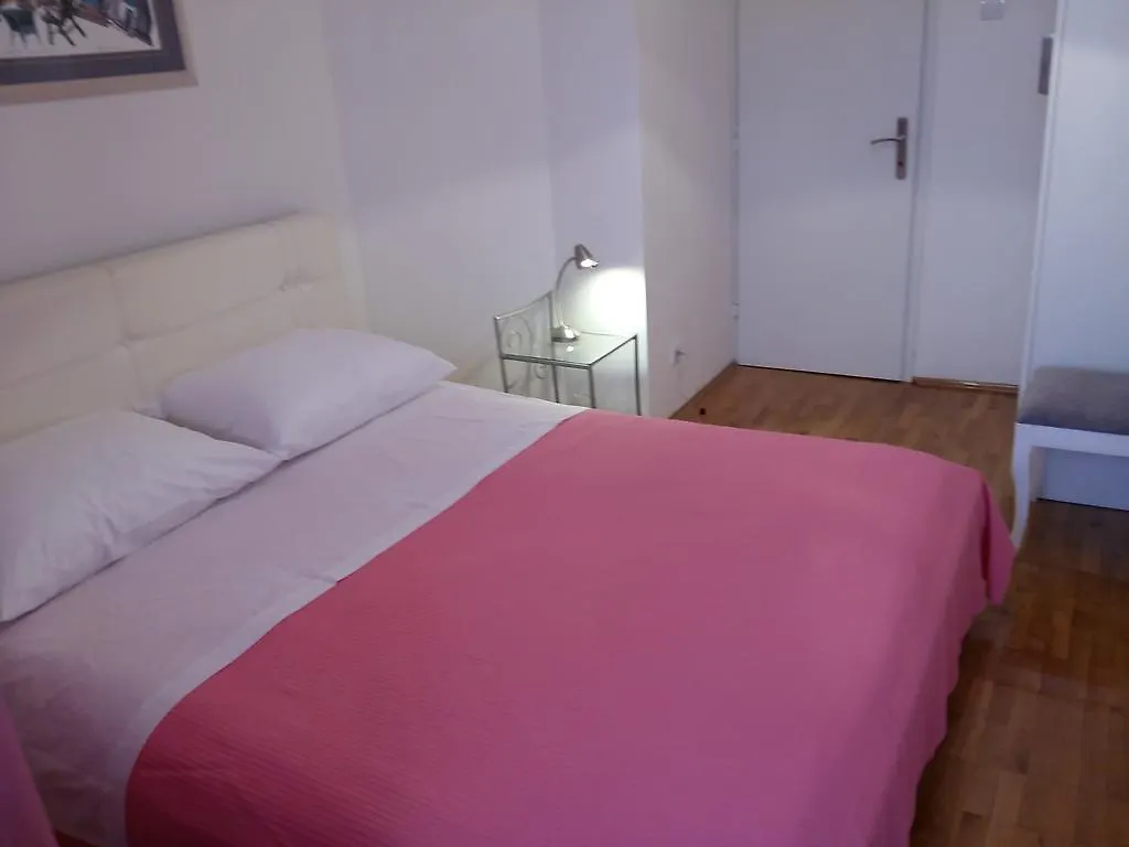 Apartment Macho Split