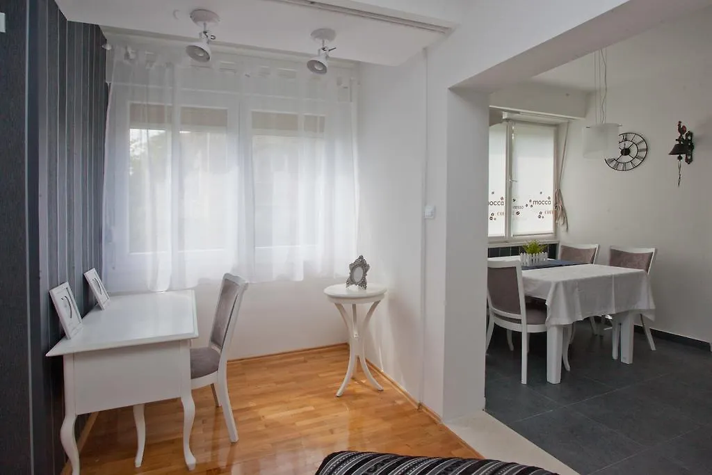Apartment Macho Split