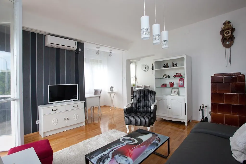 Apartment Macho Split