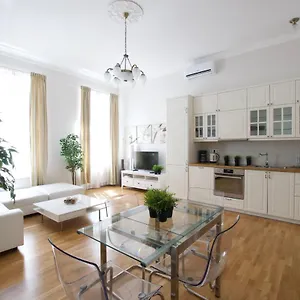 flatiron-budapest-by-hi5-apartments.inbudapesthotels.com/